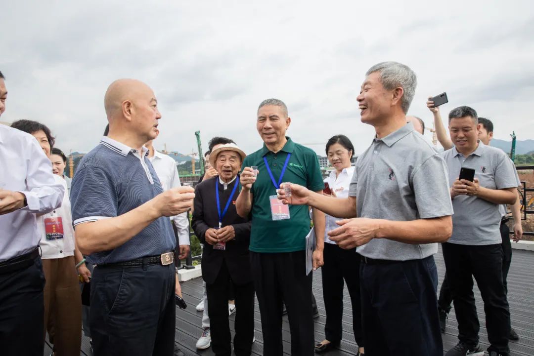 贵州省人大代表团视察调研贵州亚星游戏官网