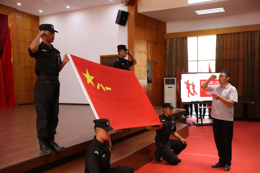 喜迎二十大 热血铸酒魂 奉献谱新篇 贵州亚星游戏官网隆重举行“遵义战士”新征程贵州亚星游戏官网志愿服务队授旗仪式